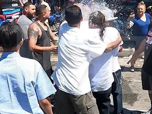 Video: Danny Trejo se cansó de que le tiraran “bombitas” en el festejo del 4 de julio y se agarró a piñas con la gente | Por las redes