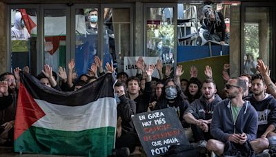 Los acampados propalestinos de Valencia dan un paso más y se encierran en la facultad de Filosofía sin dejar pasar a nadie