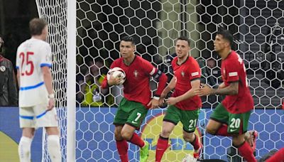 Eurocopa: Cristiano Ronaldo, en el día que alcanzó otro récord, tuvo poca grandeza para festejar el agónico triunfo de Portugal
