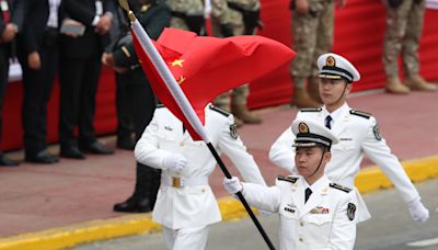 Una delegación militar de China participa en el desfile por la independencia de Perú