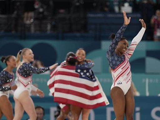 巴黎奧運》體操女皇自我救贖！拜爾斯率美國女團高分奪回金牌