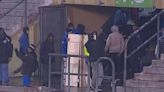 VIDEO: Un hincha de Godoy Cruz arrancó una puerta del estadio y la usó como escudo contra la policía