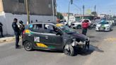 Vuelca taxi tras impactarse contra un poste en Gómez Palacio