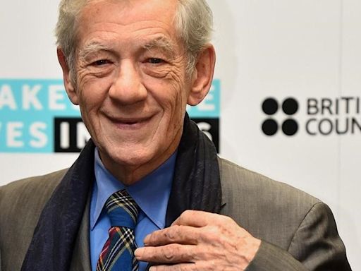 El actor Ian McKellen, de 'buen ánimo' tras caerse del escenario en un teatro en Londres