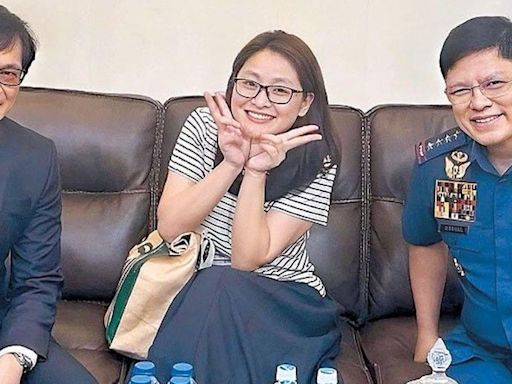 Fury as Filipino officials pose with 'China spy mayor'