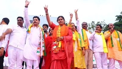 In Beed, Pankaja Munde loses a close contest, Praniti Shinde provides balm to family, Congress