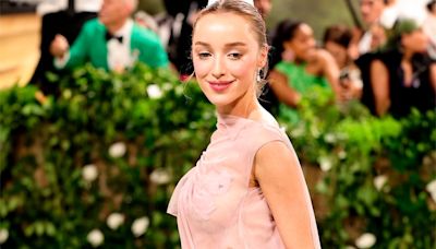 Un vestido de 300 flores para Phoebe Dynevor: el diseño con el que Victoria Beckham se ha colado en la MET Gala