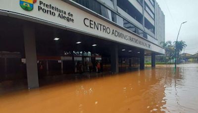 Inundação avança pelo Centro Histórico de Porto Alegre e paralisa atividades