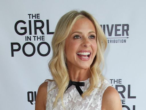 Sarah Michelle Gellar looks ageless in a white lace mini dress