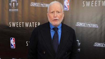 Richard Dreyfuss causa indignación al presentarse en un evento vestido de mujer y cargar contra la comunidad trans