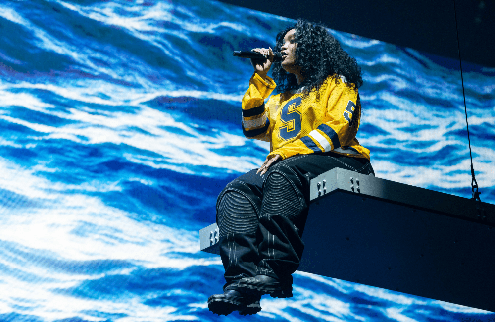 SZA's plea to fans after phones thrown on stage