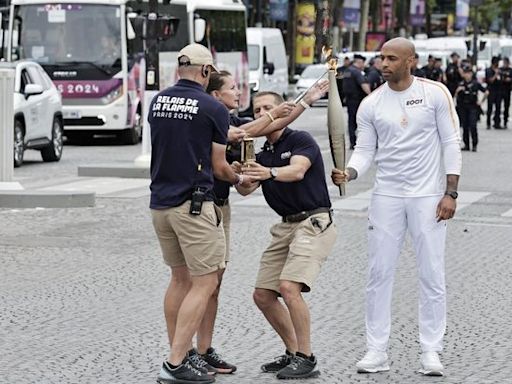 JO de Paris 2024 : Thierry Henry, chanceux premier porteur de la flamme à son arrivée à Paris