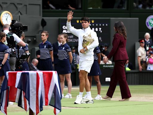 WATCH - Carlos Alcaraz shares a photo with Andy Murray