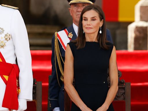 La reina Letizia se ve obligada a sentarse antes de que termine un acto oficial debido a su lesión en el pie