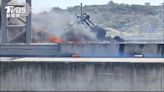 化學槽車西濱自撞翻覆 載3萬公升甲醇起火