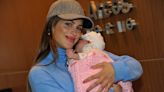 Tras dar a luz a su primera hija, Agustina Casanova abandonó la clínica junto a su esposo, Lautaro Mauro, y la pequeña Bianca