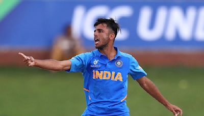 Indian bowlers deliver late collapse to limit Sri Lanka to 161/9 in T20 clash