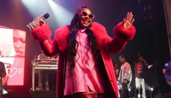 Ashanti Performs Showing Off Her Adorable Baby Bump – For The First Time