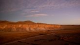 El pequeño pueblo aislado del mundo que sobrevive en los márgenes de un salar que guarda un cotizado tesoro