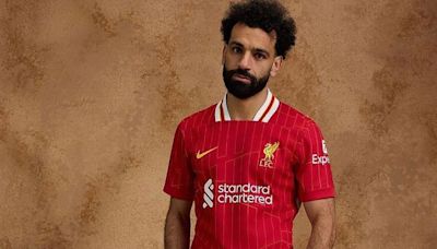 Salah modela nueva camiseta del Liverpool entre dudas sobre su futuro