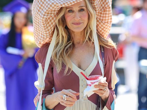 Sarah Jessica Parker Wears Questionable Hat While Filming Season 3 of ‘And Just Like That’