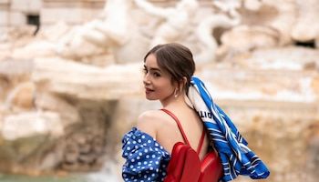 Lily Collins reveló los secretos del vestuario en la cuarta temporada de Emily in Paris