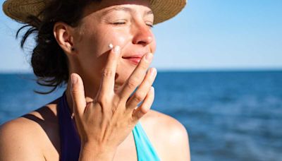 Voici les 4 zones du visage où l’on oublie trop souvent d’appliquer de la crème solaire selon une dermatologue