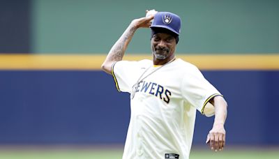 Elly De La Cruz's arm impresses Brewers guest commentator Snoop Dogg: 'Who is that with that rocket?!'