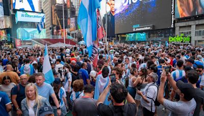 Nuevo banderazo argentino en Times Square en previa ante Canadá [Fotos] - El Diario NY