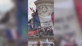 La polémica pancarta en la manifestación de izquierdas en Francia tras las elecciones