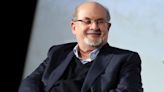 Rushdie sigue hospitalizado, en estado crítico pero sin respirador