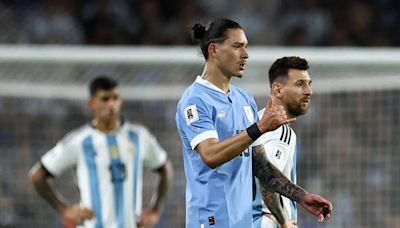 La advertencia que Darwin Núñez le hizo a Mac Allister sobre la Bombonera antes del triunfo de Uruguay: “Si cambian de cancha van a perder”