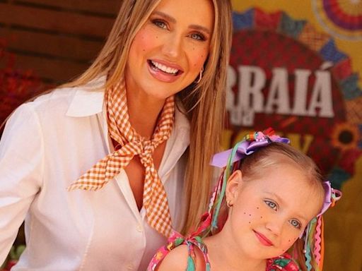 Ana Paula Siebert mostra a filha curtindo sua festa junina particular