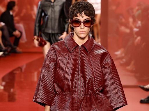 El desfile de Gucci primavera-verano 2025: unos 60s descomplicados, colores atardecer y guiños ‘boudoir’