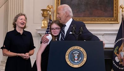 Joe Biden canta el 'Cumpleaños feliz' a la hija de uno de los rehenes liberados por Rusia