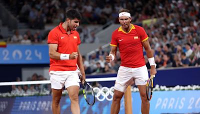 El momento olímpico del día: Rafael Nadal y Carlos Alcaraz, la nueva dupla favorita del tenis, gana en su debut en dobles