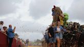 Una Batalla de Flores con guiños a Capital Verde inunda València de color gracias a 1,3 millones de clavelones