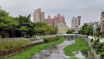 高雄鳳山溪又變黑龍江 環保局查獲2工廠排廢水開罰