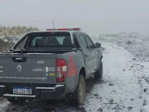 Las imágenes que dejó la nevada en Córdoba: continúa la alerta amarilla en medio del avance del frente frío