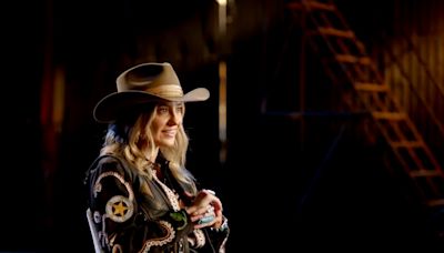 Lainey Wilson’s Journey From Struggling Artist to Country Star Explored in ‘Bell Bottom Country’ Trailer