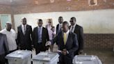 Abren los colegios electorales en Zimbabue para votar a un nuevo presidente