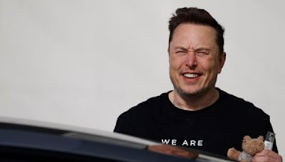 Musk visita China, el mayor mercado de coches eléctricos del mundo