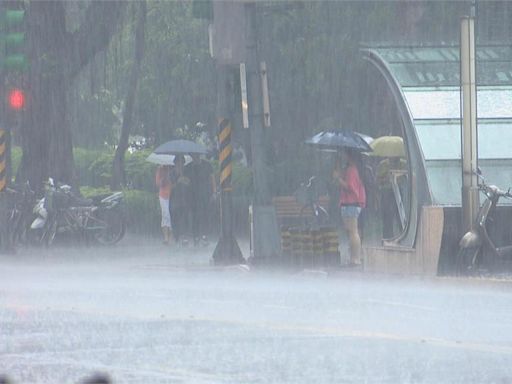 雨會繼續下！鄭明典PO「大氣長河」經台灣：帶大量水氣