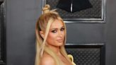 Paris Hilton reaparece en los Grammy tras convertirse en madre por primera vez