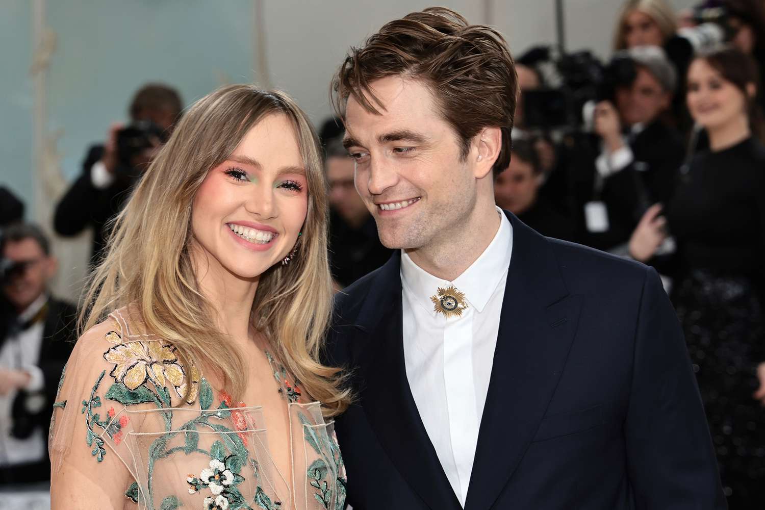 Suki Waterhouse says Robert Pattinson couldn’t 'give a s---' about her exes