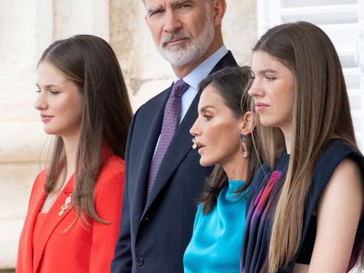 Leonor et Sofia d'Espagne surprennent leur père Felipe en public, le roi d'Espagne craque lors d'une journée symbolique