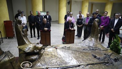 El arzobispo de Canterbury visita la tumba de san Óscar Romero, mártir de El Salvador