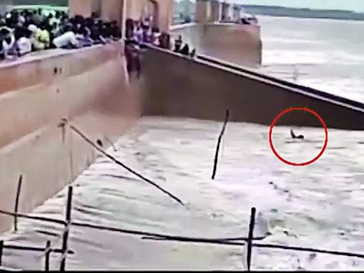 Viral video captures 2 men drowning in sea at Jampore | Surat News - Times of India