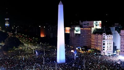 Hincha argentino muere tras caer de jardín vertical en el Obelisco - La Tercera
