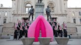 Las Pussy Riot protestan en el Capitolio de Indiana con una vulva gigante